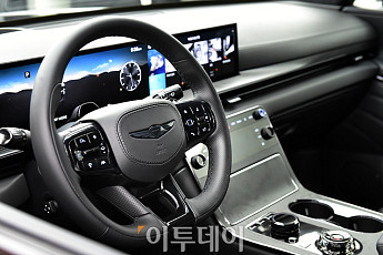 대기업 회장님도 유느님도 탔던 '제네시스'…럭셔리 국산차의 산 증인 [셀럽의카]