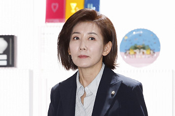 나경원 “신혼부부에 연 1%로 2억 대출…넷 낳으면 탕감”