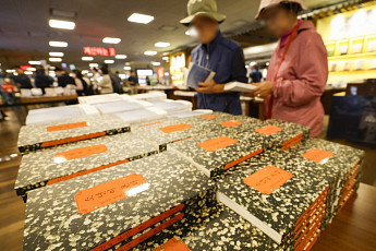 최근 10년간 가장 많이 팔린 책은?…한강 '소년이 온다' 종합 1위