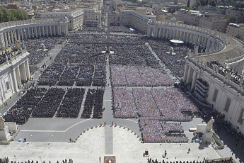 프란치스코 교황 장례식 엄수…“전통 깨고 소박한 작별 인사”
