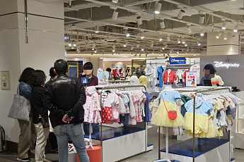 “내 아이만 뒤처질 수 없어서…” 옷 한벌 100만원 아낌없이 쓴다 [저출생 시대 VIP 보다 VIB]