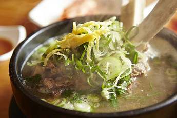 '2TV 생생정보' 오늘방송맛집- 스타 밥집, 가수 김수찬이 매주 출석하는 곳! 갈비탕 맛집 '2○○'