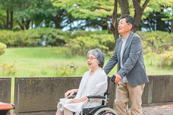 '초고령사회' 파킨슨병 보장 강화 보험 상품 관심 집중