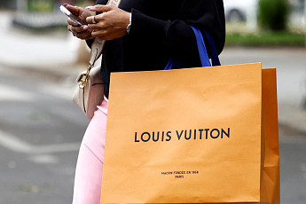 [위기의 세계 명품업계] 겹악재 속 성장 지켜낼까