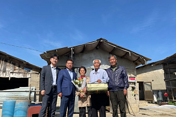 수원축협, 어버이날 맞아 '최고령 조합원'에 카네이션·한우 선물