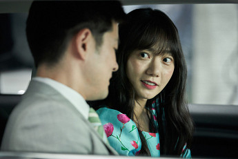 죽은 연애 세포 되살려내는 '바이러스'…배두나·김윤석·장기하의 만남 [시네마천국]