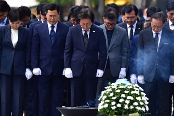 李대통령, 노무현 전 대통령 17주기 추도식 참석