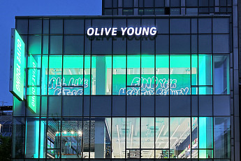 “남성뷰티&헬스 다 모았다” CJ올리브영, ‘맨즈 특화 매장’ 홍대에 오픈