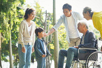 日 근로자 6명 중 1명 돌봄 부담… 50~70대 ‘겸업’ 시달려