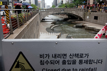 [폭우 노인안전수칙]③ 신발 없으면 맨발로 대피·이동 시 난간 잡아야
