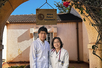 짐바브웨서 ‘희망의 인술’ 펼친 강동원·전진경 부부, 올해 JW성천상 수상