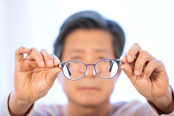 한국인들, 노안 불편해도 ‘그냥 참는다’…J&J 노안 대응 실태 조사 결과 공개