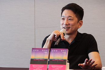 번역가에서 소설가로 변신한 안톤 허 