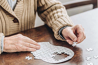 피 한 방울로 알츠하이머병 검사…조기 진단 가능성 점점 커진다