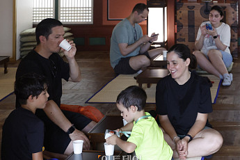 창덕궁 약방 개방... '오미자차 마시며 더위 피해요' [포토]