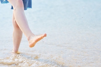 바닷물에 잠깐 발 담갔는데⋯다리 붓고 아프면 ‘이 병’? [e건강~쏙]