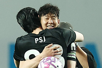 ‘캡틴’ 손흥민, 토트넘과 고별전...상암 6만여 관중 앞에서 ‘뜨거운 눈물’