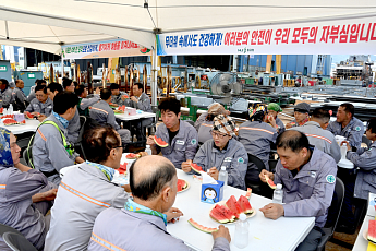 HJ중공업, 협력사 직원들과 '수박 나눔'... “현장이 우선입니다”