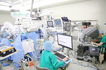 서울아산병원 김지훈 교수팀, 간암·간종양 환자 ‘로봇 간 절제 100례’