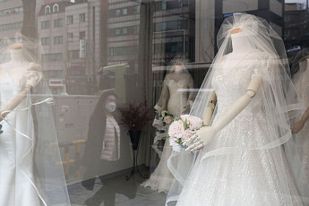 연소득·행복도 높을수록 '결혼 계획'↑⋯재산은 관련 無