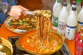 '2TV 생생정보' 오늘방송맛집- 고수의 부엌, 이열치열! 버섯 샤브 칼국수 '기○○'