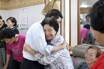 김동연 경기지사, 어르신 앞에 ‘철퍼덕’…눈높이 맞춘 민생투어 첫날
