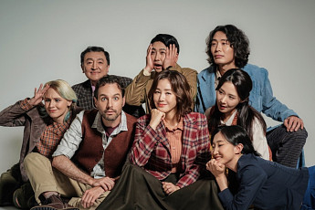 푸른 눈의 의사 '로제타', 8인의 무대 위 감동⋯집단 연대 조명