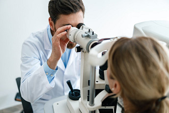 어두운 곳에서 안구 통증, 두통 등 있다면 녹내장 검사 받아봐야[e건강~쏙]