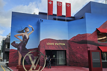 베일 벗은 ‘루이뷔통 뷰티’…립밤 23만원·섀도 팔레트 162만원 ‘초고가’ 향연[가보니]