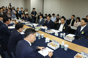 당정 “2차 소비쿠폰, 12억 초과ㆍ금융소득 2천만원  이상 자산가 제외 검토” [종합]
