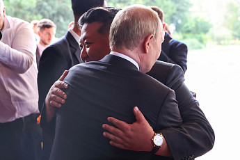 김정은 손목에 2000만 원 IWC 시계⋯김여정은 1000만원 디올백