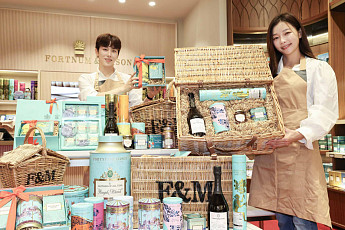 [포토] 신세계百 ‘올 추석 선물, 피크닉 가방 속 英 홍차 세트 어때요?’