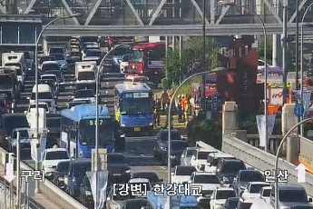 [속보] 한강대교 북단 시내버스 화재…후미 정체