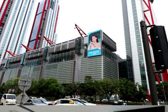 앳홈, '톰' 랜드마크 옥외광고…