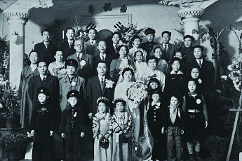 “우리도 가족” 1950~2020년대 사진으로 보는 가족 풍경 변천사