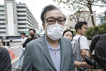 '건진법사 측근 브로커' 징역 2년…