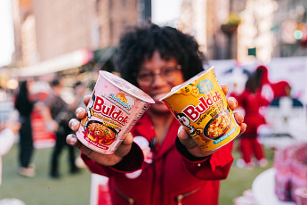 루이비통 감별하듯 ‘호치’ 눈매 뜯어본다…‘가짜 불닭’ 주의보