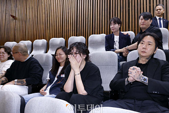 본회의, 문신사법안 '가결'…눈물 흘리는 타투이스트 [포토]