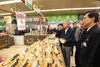 강호동 농협회장, 추석 물가 잡기 총력전…사과·배·한우 최대 35%↓