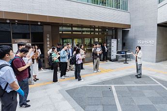 숲과 책에 둘러싸인 도서관⋯강동구, 책 읽는 공간의 틀을 깨다