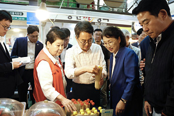 김동연 “전통시장 살리기, 도민 체감성과 내겠다”…추석 연휴 첫날 민생행보