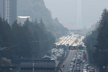 추석 하루 전 귀성길 집중 정체…서울→부산 7시간30분