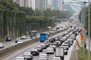 추석 하루 전 오후 귀성길 일부 정체...서울에서 부산, 5시간 10분