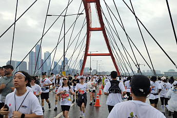 2030 러닝족 홀린 ‘디즈니 런’…유니클로 미키·주토피아 캐릭터 유니폼에 ‘열광’[해보니]
