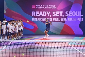 '테니스 황제' 로저 페더러, 유니클로 초청 방한…유소년에 열정 코칭[현장]