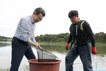 “참게 들고 활짝 웃은 김동연”…한탄강서 청년어부 만나 내수면 어업지원 약속
