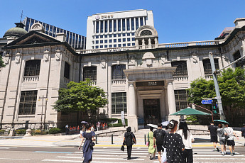 한은, 친일 논란 작가 전시 조기 종료…작가 약력도 보완