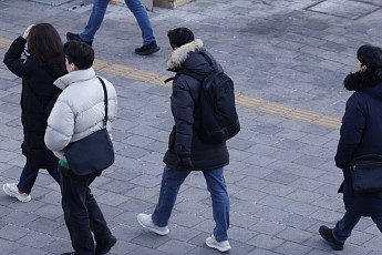 실트에 뜬 ‘경량패딩’…강풍에 체감온도 ‘뚝’