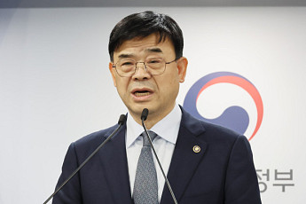 ‘갭투자’ 국토차관·‘강남 주택 보유’ 부총리…고위관료 ‘내로남불’ 비판