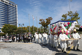 전북 자립추모공원 유가족 상여시위...전주시·전북도 사태 키워
